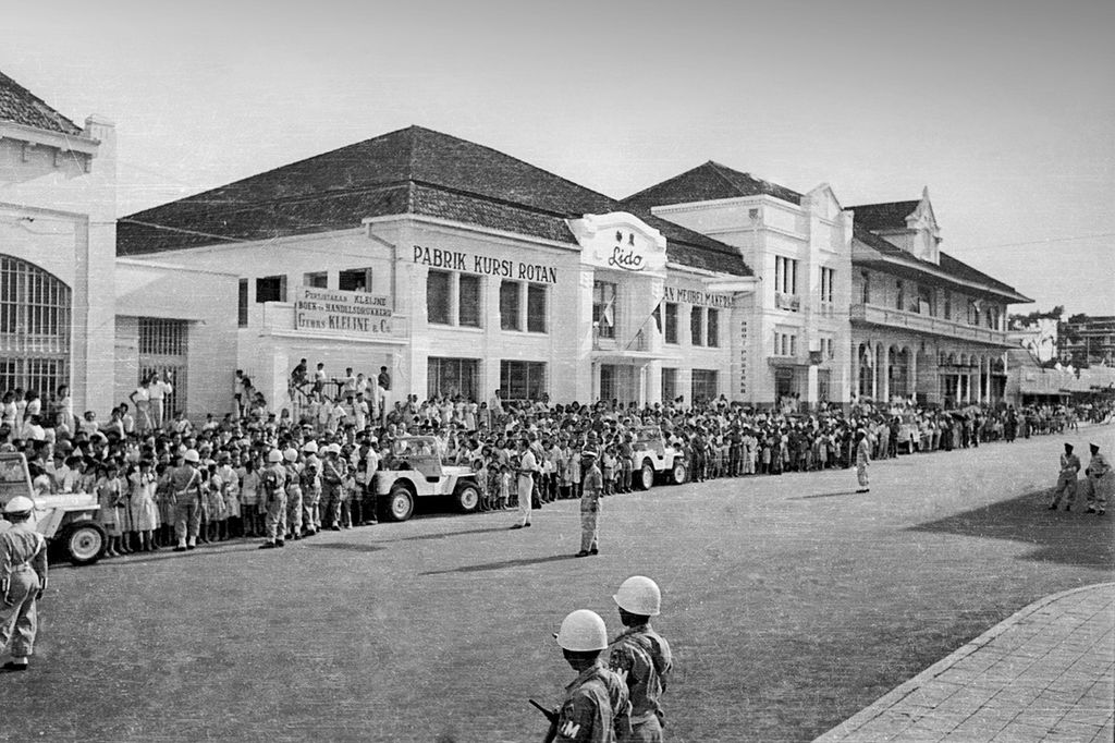 Massa memadati area sekitar pelaksanaan Konferensi Asia Afrika tahun 1955 di Bandung. Gedung Pabrik Kursi Rotan itu saat ini adalah gedung Bank OCBC NISP Paul Tedjasurja