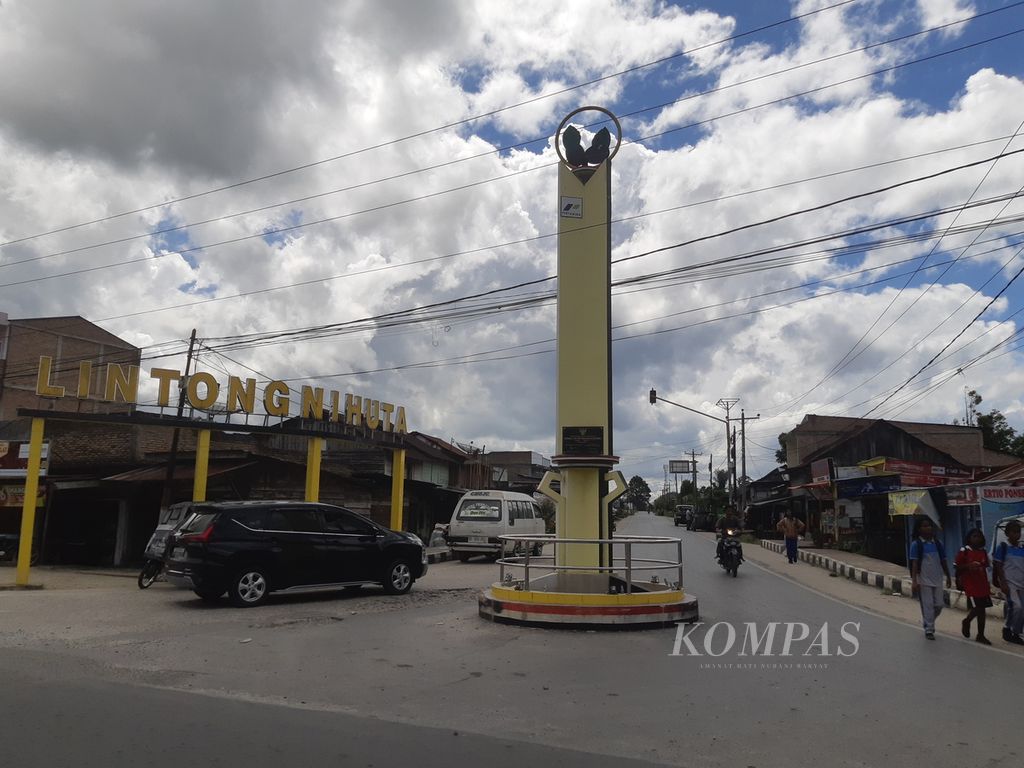 Masyarakat beraktivitas di sekitar Tugu Kopi Lintong di Kecamatan Lintong Nihuta, Kabupaten Humbang Hasundutan, Sumatera Utara, Jumat (21/6/2024).