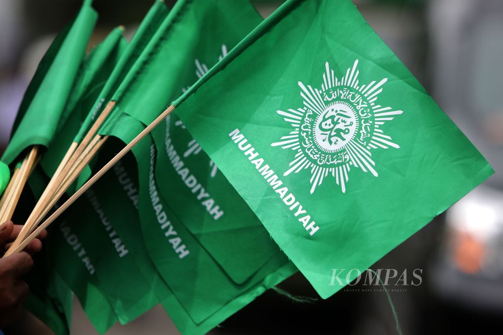 Muhammadiyah flags were being sold by merchants around Manahan Stadium, the venue for the opening of the 48th Muhammadiyah and Aisyiyah Conference at Manahan Stadium in Surakarta, Central Java on Saturday (19/11/2022).