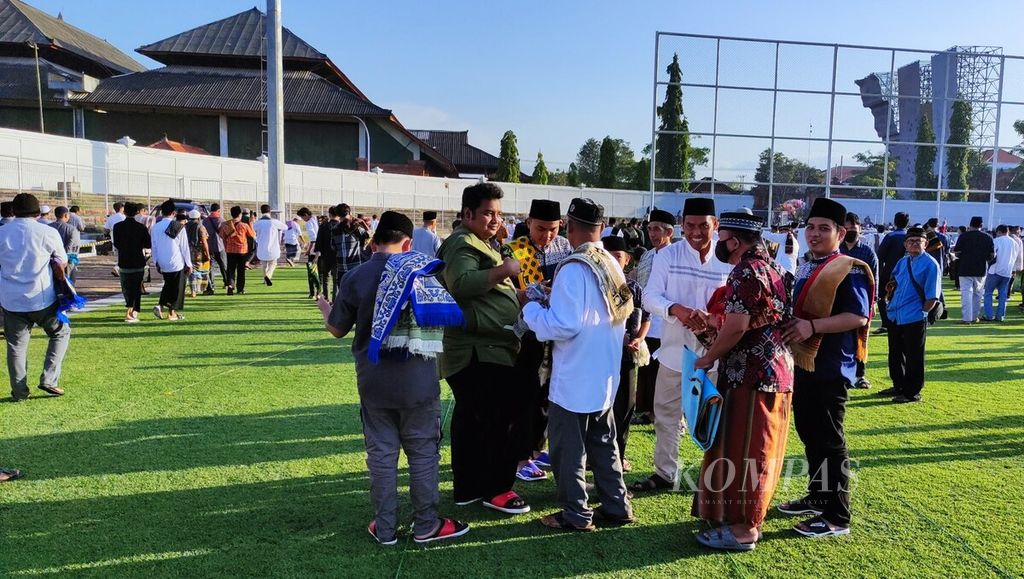 Jemaah bersalaman seusai mengikuti shalat Idul Fitri 1 Syawal 1444 Hijriah di Lapangan Kompyang Sujana, Kota Denpasar, Sabtu (22/4/2023). 