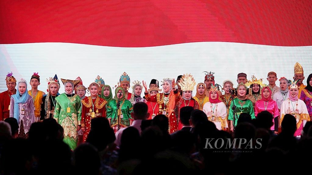 Paduan suara Universitas Muhammadiyah Bengkulu menyanyikan lagu Indonesia Raya” dan mars ”Sang Surya” saat pembukaan Tanwir Muhammadiyah 2019 di Bengkulu, Jumat (15/2/2019).