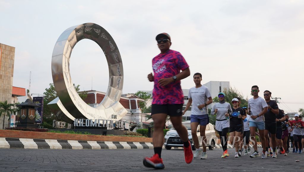 Para pelari komunitas mengikuti ajang lari bersama yang mengawali peluncuran Semarang 10K Powered By Isoplus, di Kawasan Kota Lama, Kota Semarang, Jawa Tengah, Minggu (24/9/2023). Lomba lari tersebut akan diadakan pada 17 Desember 2023. 