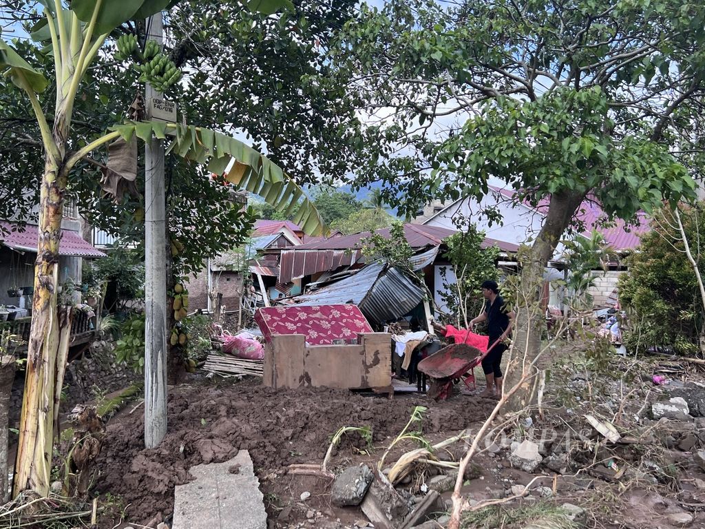 Tumpukan barang di depan rumah warga di Kelurahan Puserren, Kecamatan Enrekang, Enrekang, Sulawesi Selatan, Minggu (28/4/2024). Banjir bandang dan longsor menerjang Enrekang pada Sabtu (27/4/2024) malam.