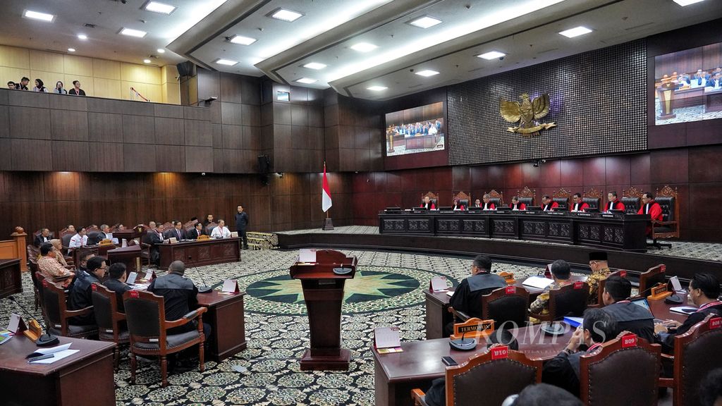 Suasana sidang pendahuluan perkara perselisihan hasil pemilihan umum  pemilihan presiden dalam Pemilu 2024, dengan pemohon pasangan calon presiden dan calon wakil presiden Anies Baswedan-Muhaimin Iskandar, di Mahkamah Konstitusi, Jakarta, Rabu (27/3/2024).