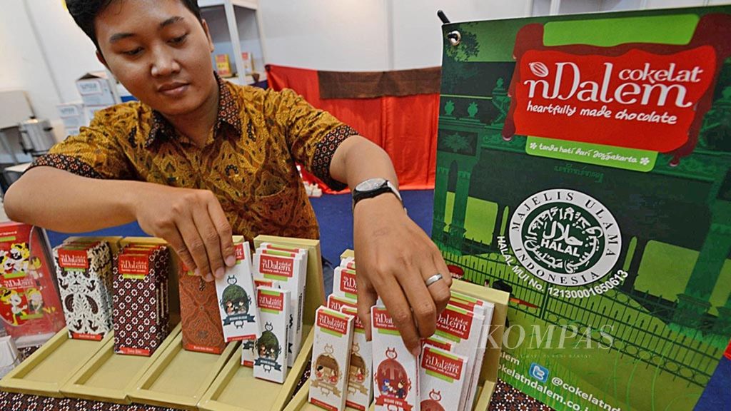Beragam makanan produk usaha kecil menengah (UKM) ditawarkan dalam pameran Indonesia Halal Business and Food Expo 2014 di Jakarta Convention Center, Jumat (19/12/2014). Potensi produk makanan yang bersertifikasi halal sangat besar untuk pasar di Indonesia dan Asia Tenggara. 