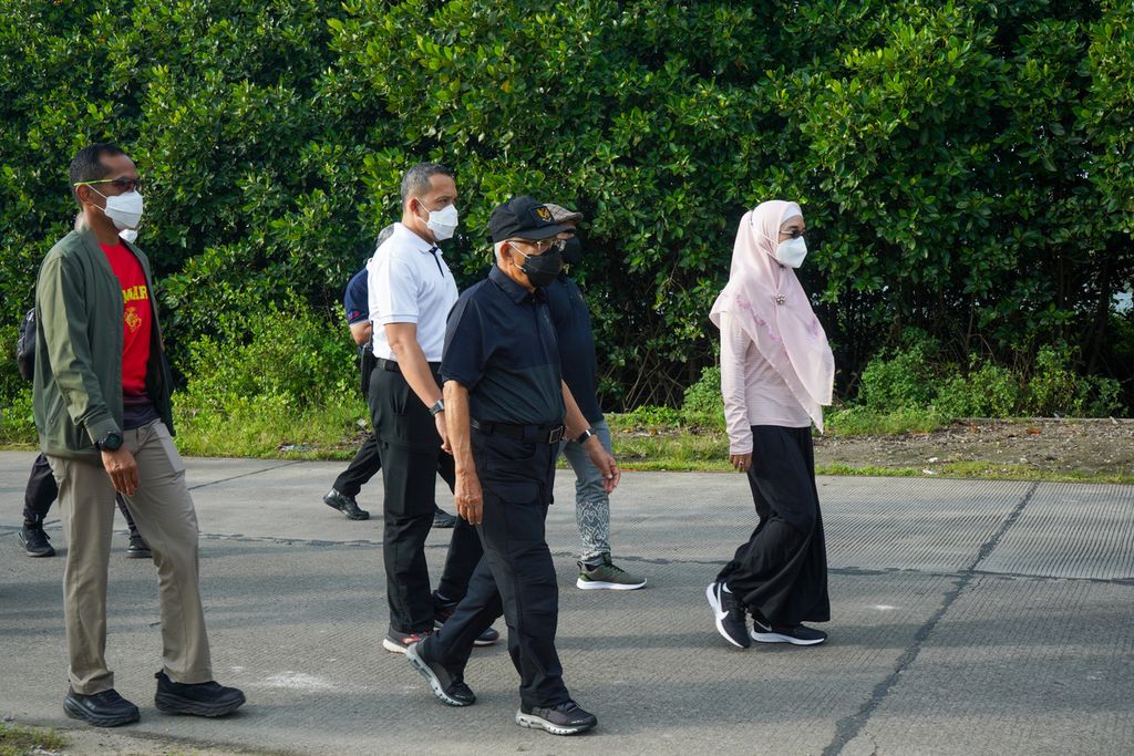 Wakil Presiden Maruf Amin dan Nyonya Wury berolahraga jalan pagi di Pulau Cangkir, Kabupaten Tangerang, Minggu (23/1/2022). 