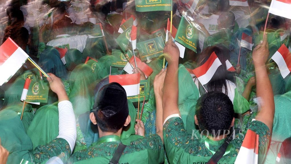 Kader dan simpatisan PPP menghadiri perayaan hari lahir (harlah) ke-46 PPP, di Ecovention Ocean Ecopark, Taman Impian Jaya Ancol, Jakarta, 28 Februari 2019. Acara itu dihadiri Presiden Joko Widodo.