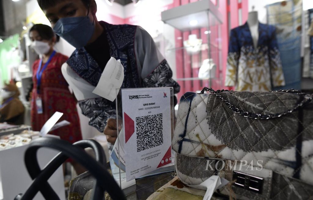 Transaksi pembayaran menggunakan metode pindai kode unik Quick Response Indonesian Standard (QRIS) tersedia pada setiap gerai peserta pameran perdagangan UMKM Jakarta Kreatif Festival di Sarinah, Jakarta, 17 Juni 2022. 