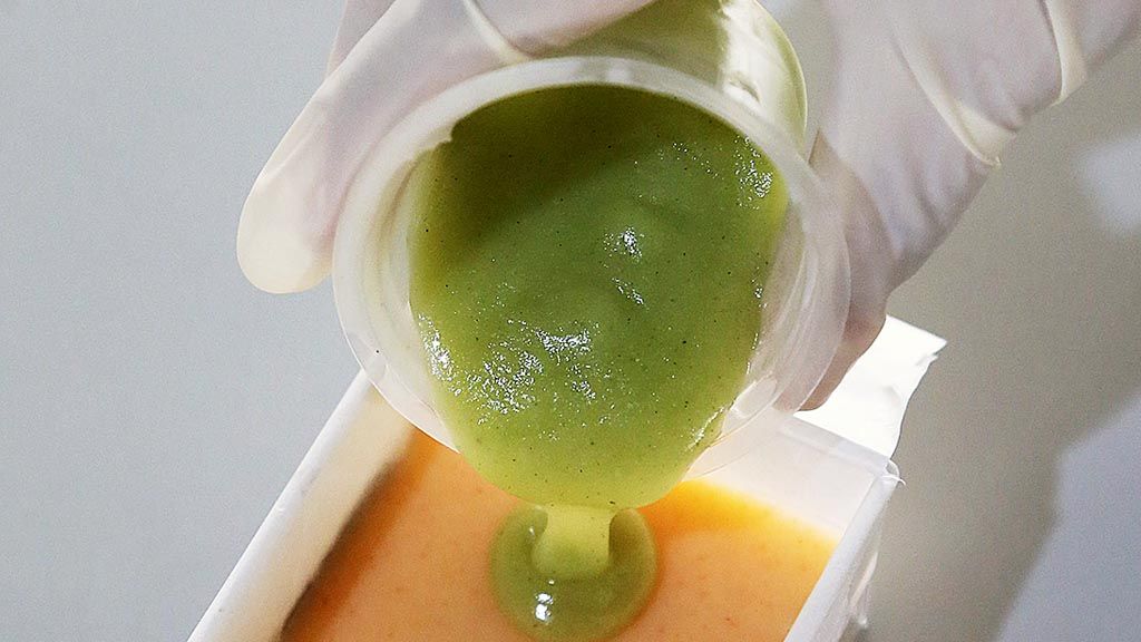 Peserta mencetak adonan jus, minyak goreng, dan soda api ke dalam cetakan untukmembuat sabun dari jus dan minyak dalam kelas pembuatan sabun di Jakarta Creative Hub, Jakarta, Sabtu (24/3).