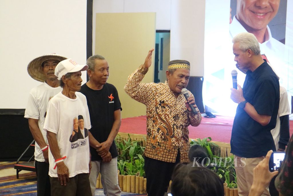 Calon presiden Ganjar Pranowo bertemu dengan para petani dan tokoh masyarakat di Kendari, Sulawesi Tenggara, Minggu (3/12/2023).