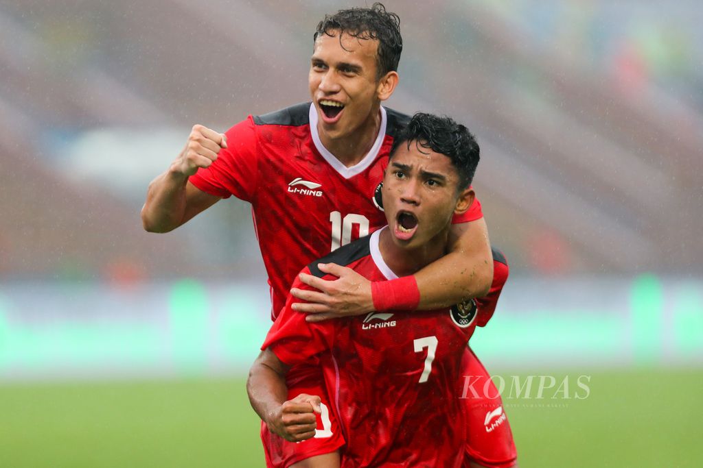 Gelandang Indonesia, Marselino Ferdinan (7), merayakan gol yang dicetaknya ke gawang Myanmar dengan striker Egy Maulana Vikri di SEA Games Vietnam 2021, Minggu (15/5/2022). 