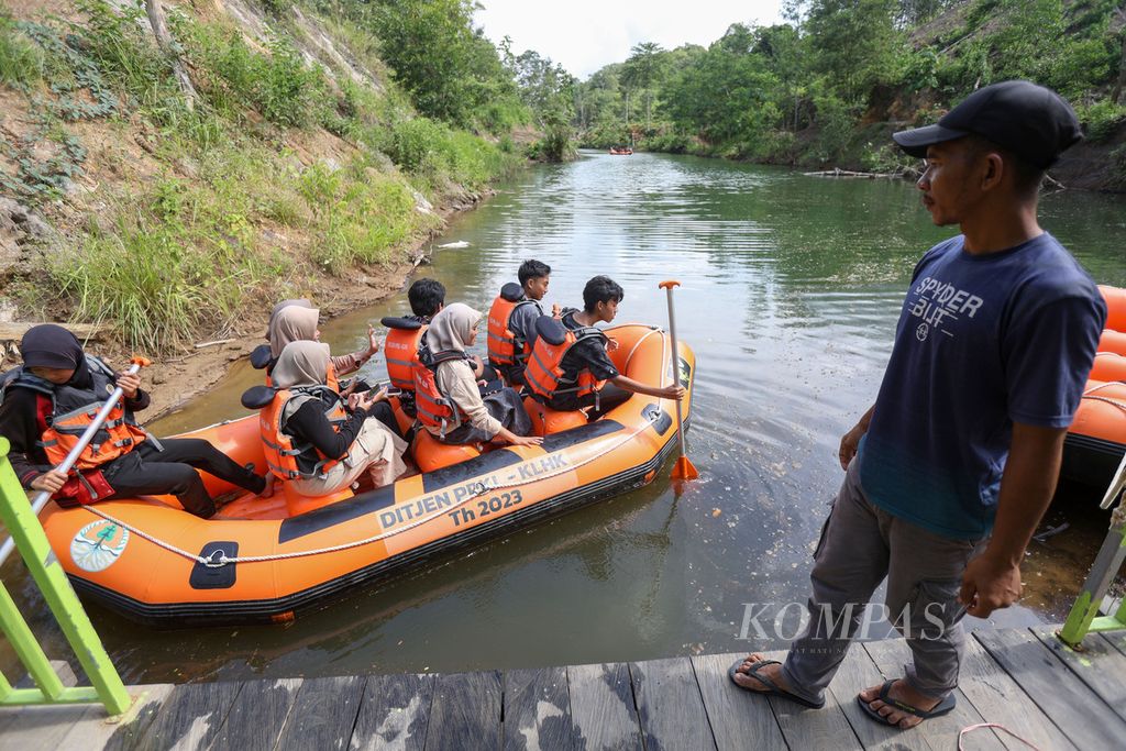 Petugas memantau para pengunjung yang bermain perahut karet di kawasan wisata Goa Tapak Raja, Kecamatan Sepaku, Kabupaten Penajam Paser Utara, Kalimantan Timur, Minggu (31/12/2023).