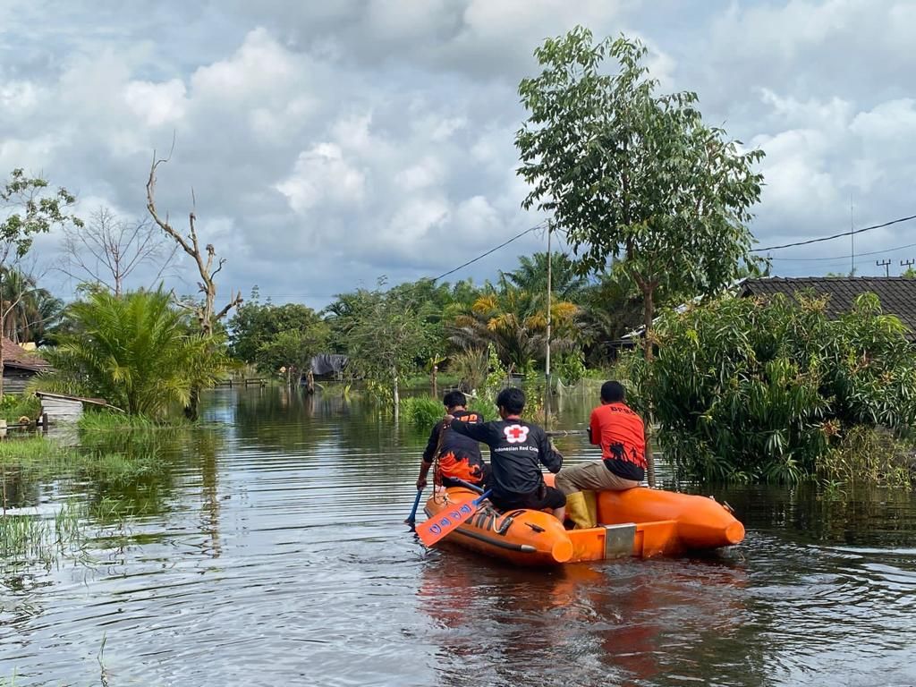 Sukarelawan PMI bersama petugas dan BPBD Kabupaten Kotawaringin Barat masuk ke wilayah Desa Kumpai Batu Atas untuk mengevakuasi warga karena air banjir yang terus meningkat, Sabtu (22/10/2022).