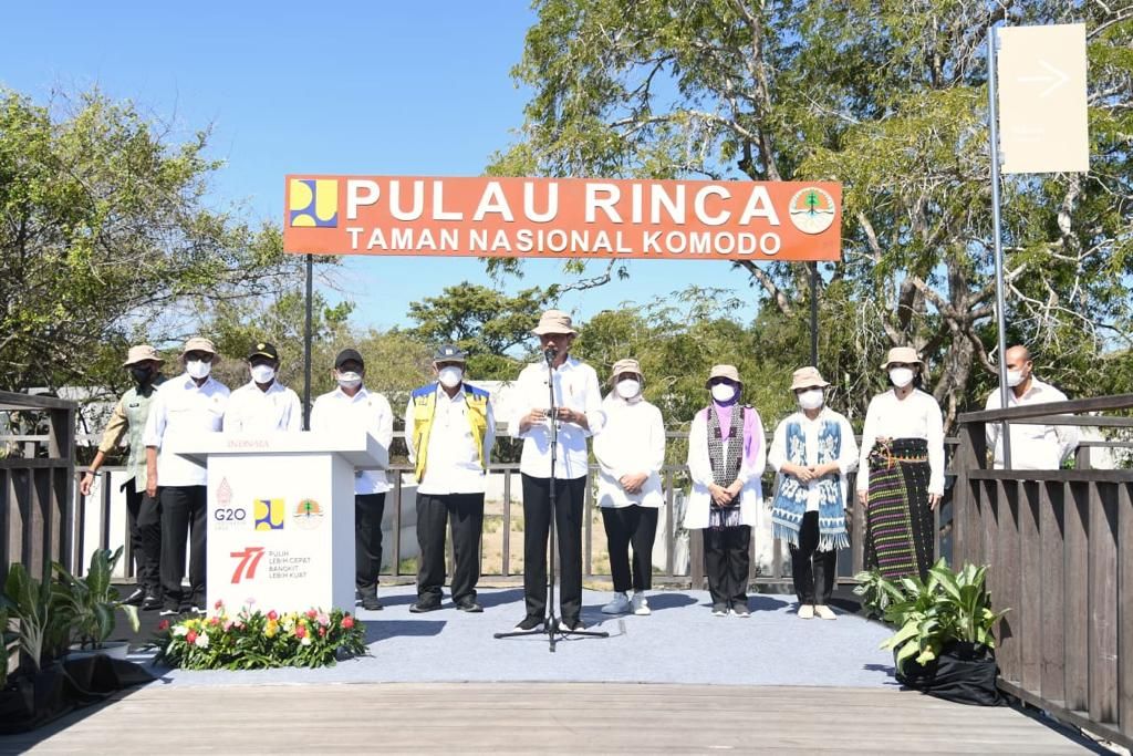 Presiden Jokowi saat meresmikan dan meninjau penataan kawasan di Pulau Rinca, Taman Nasional Komodo, Kabupaten Manggarai Barat, Kamis, 21 Juli 2022. 