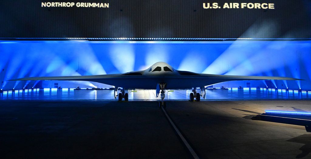 Northrop Grumman menunjukkan sebagian wujud pesawat pengebom B-21 Raider untuk pertama kali kepada umum pada Jumat (2/12/2022) malam waktu California atau Sabtu (3/12/2022) pagi WIB. 