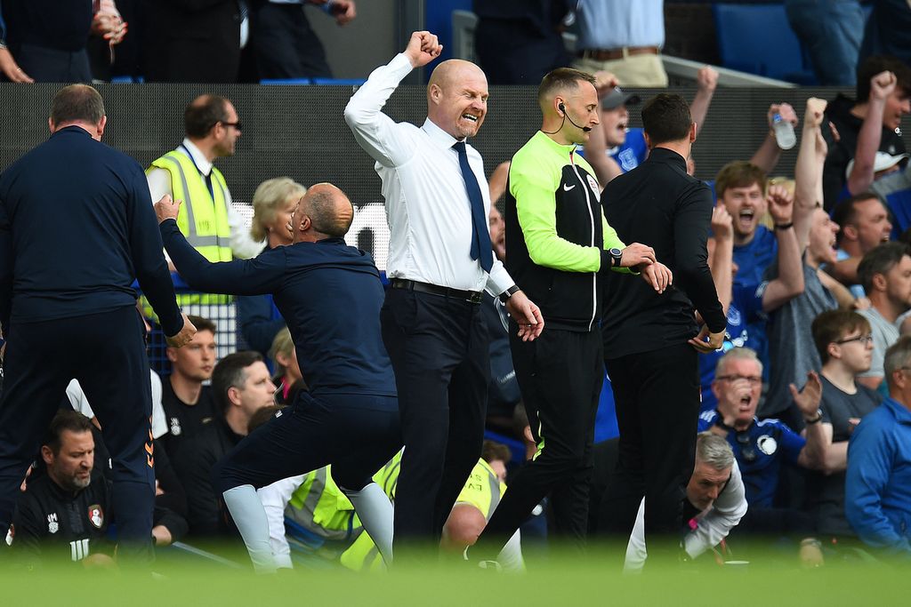 Manajer Everton Sean Dyche (tengah) meluapkan kegembiraan setelah membawa timnya lolos dari degradasi dengan mengalahkan Bournemouth, 1-0, pada laga pekan terakhir Liga Inggris di Stadion Goodison Park, Liverpool, Minggu (28/2023) tengah malam. 