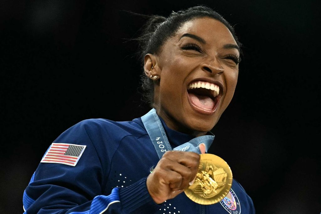 Simone Biles berpose dengan medali emasnya dalam upacara podium untuk final tim putri senam artistik pada Olimpiade Paris 2024 di Bercy Arena di Paris, Perancis, pada 30 Juli 2024. 