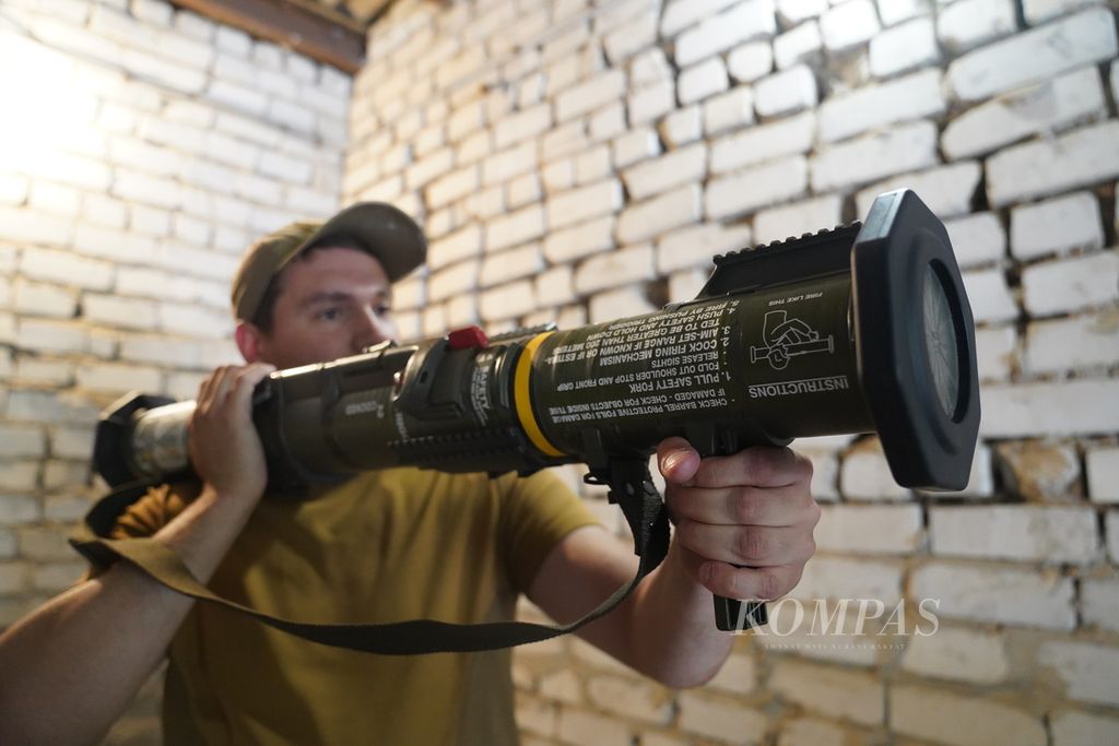 A militiaman carrying an anti-tank gun walks out at an armory in southern Ukraine, Wednesday (22/6/2022). The Ukrainian-Russian war is still raging in eastern and southern Ukraine through artillery battles and missile attacks.