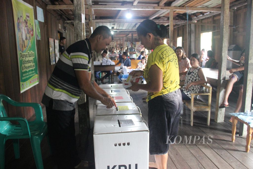 Warga di rumah panjang Saham, Kecamatan Sengah Temila, Kabupaten Landak, Kalimantan Barat, antusias menggunakan hak pilihnya, Rabu (17/4/2019).