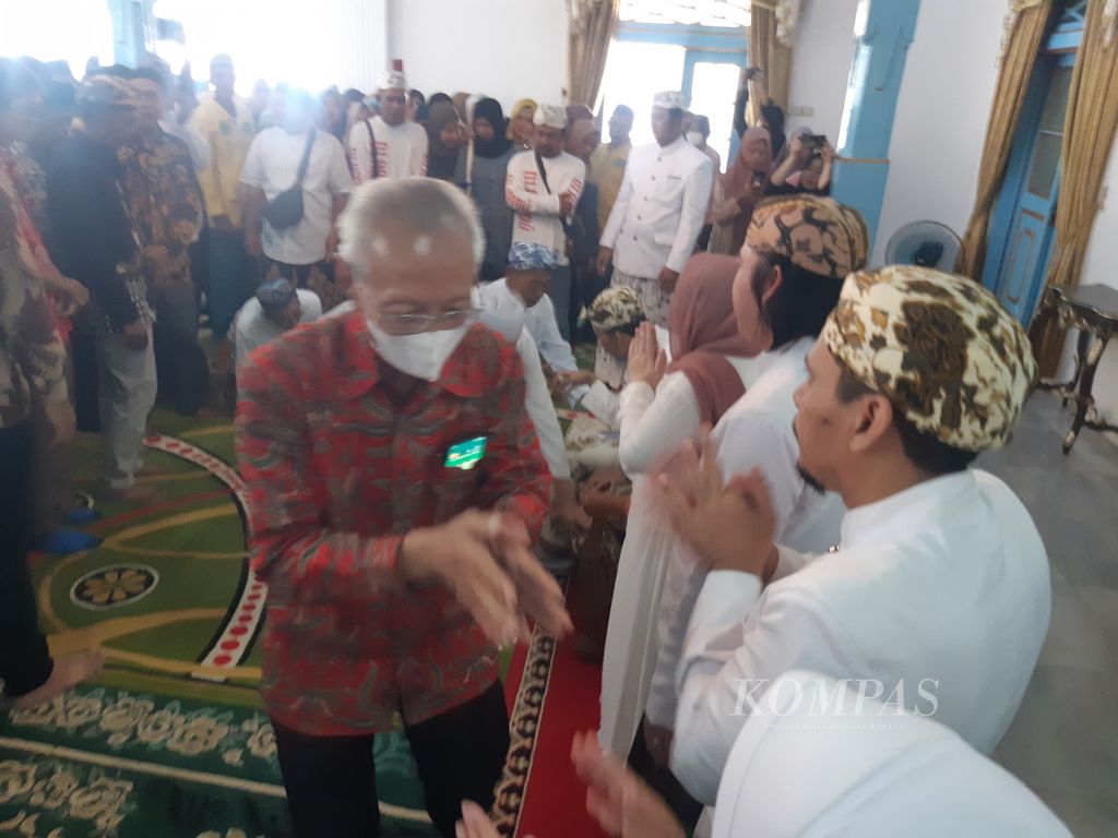 Sejumlah perwakilan masyarakat Tionghoa (pakaian merah) berjabat tangan dengan keluarga Kesultanan Kanoman saat halalbihalal di Pendopo Jinem, Keraton Kanoman, Kota Cirebon, Jawa Barat, Senin (15/4/2024). 