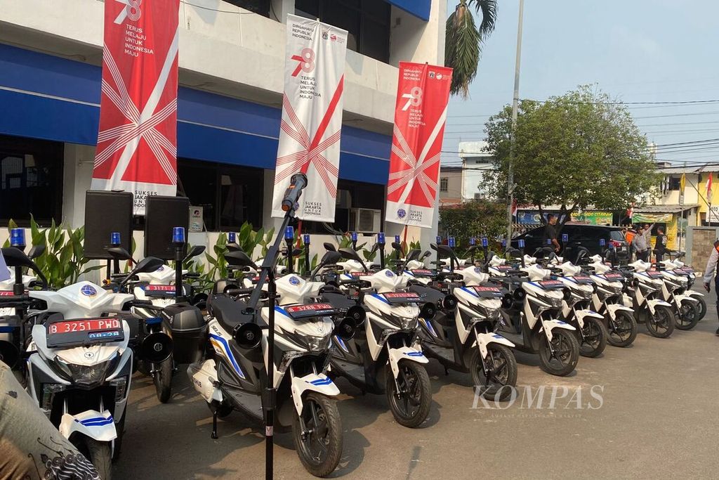 Penyerahan 186 sepeda motor listrik sebagai kendaraan dinas operasional petugas Dinas Perhubungan DKI Jakarta pada Jumat (11/8/2023).