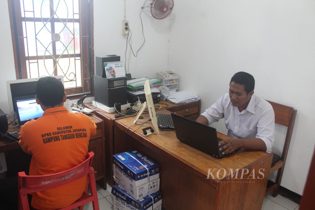 Kegiatan memasukkan data penduduk di aplikasi Sistem Informasi Orang Papua di Kantor Pemerintahan Kampung Sabron Sari, Kabupaten Jayapura, Papua, 20 Juli 2022.