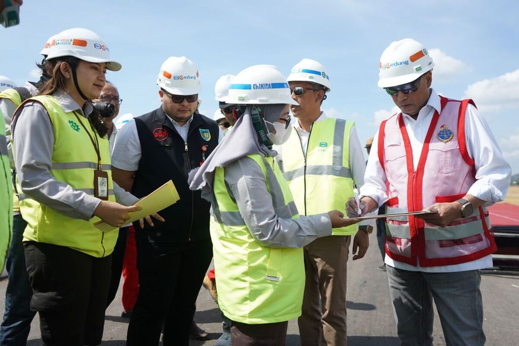 Menteri Perhubungan Budi Karya Sumadi (kanan) bersama Bupati Kediri Hanindhito Himawan Pramana (kelima dari kanan), meninjau pembangunan Bandara Dhoho di Kediri, Jawa Timur, Jumat (14/7/2023).