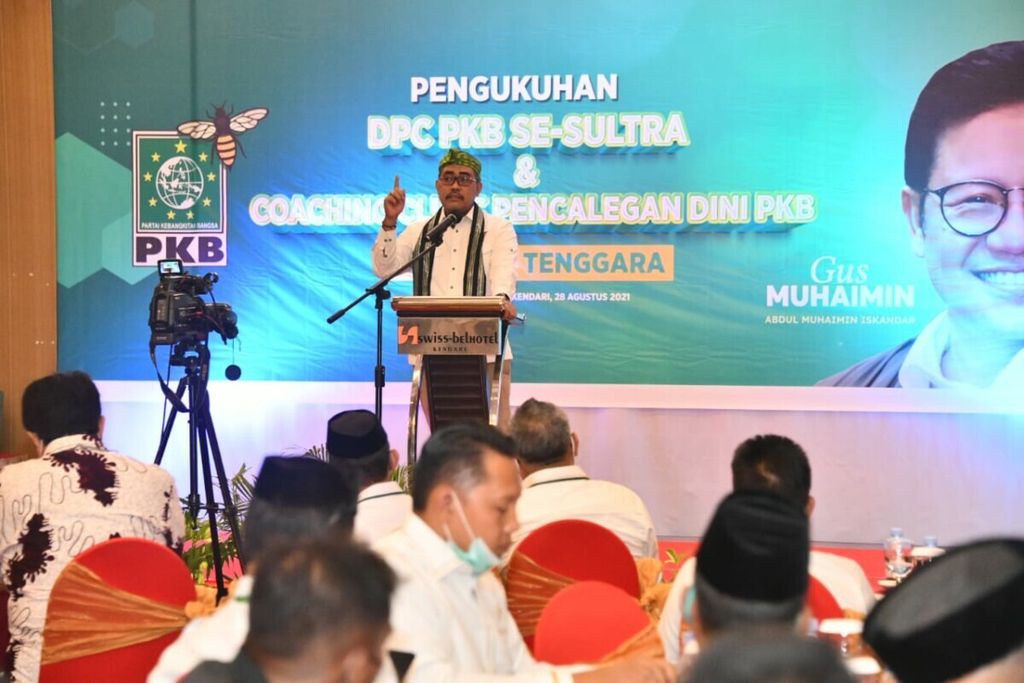 Wakil Ketua Umum Bidang Pemenangan Pemilu Partai Kebangkitan Bangsa Jazilul Fawaid memberikan pengarahan kepada kader saat Pengukuhan DPC PKB se-Sulawesi Tenggara dan Coaching Clinic Pencalegan Dini di Kota Kendari, Sulawesi Tenggara, Sabtu (28/8/2021).
