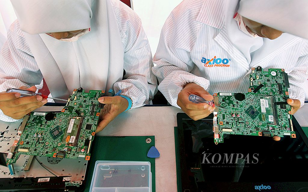 Sejumlah pekerja lulusan Axioo Class Program sedang mengecek komponen yang digunakan untuk laptop. Produsen gawai Axioo membangun pabrik ketiga di Jalan Inspeksi PAM Cakung, Jakarta Timur, Kamis (8/12/2016). 
