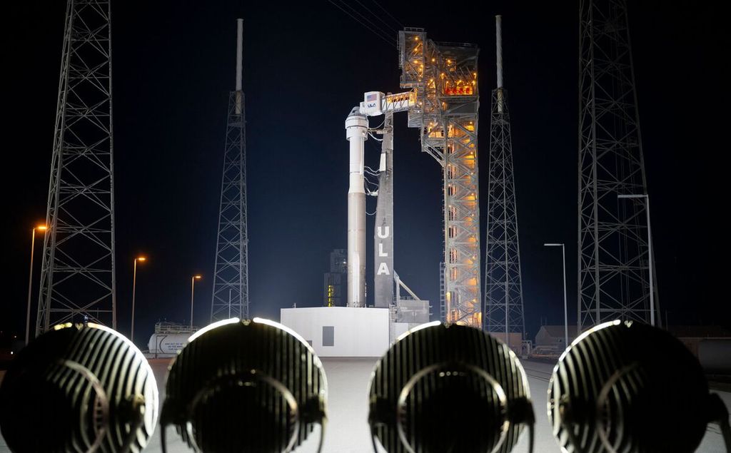Foto yang dirilis NASA, 5 Mei 2024, memperlihatkan roket Atlas V milik United Launch Alliance (ULA) dengan wahana CST-100 Starliner di Pusat Antariksa Kennedy milik NASA di Cape Canaveral, Florida, AS. 