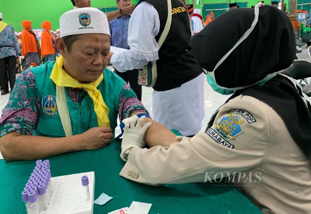 Seorang calon anggota jemaah haji asal Pacitan menjalani pemeriksaan kesehatan di Asrama Haji Surabaya, Jawa Timur, Sabtu (6/7/2019).
