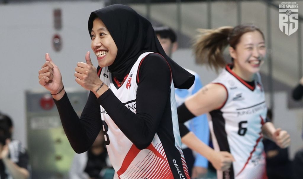 Pebola voli Indonesia Megawati Hangestri Pertiwi (kanan) merayakan poin yang diraih timnya, Daejeon Jung Kwan Jang Red Sparks, dalam laga putaran melawan GS Caltex, Oktober 2023.