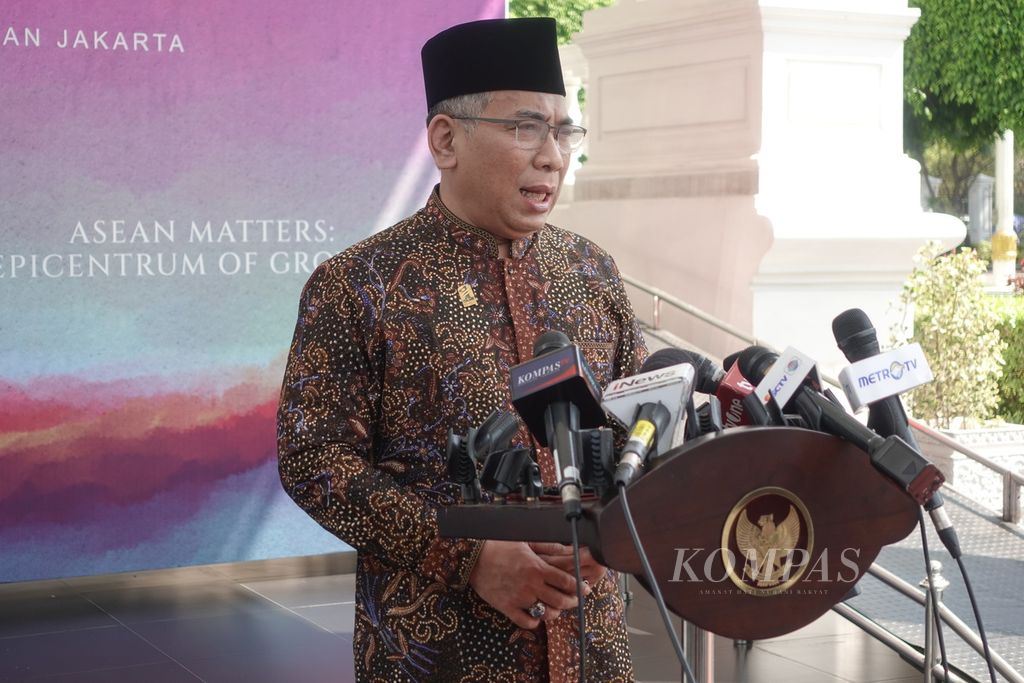 Ketua Umum Pengurus Besar Nahdlatul Ulama Yahya Cholil Staquf menjawab pertanyaan awak media di Kompleks Istana Kepresidenan, Jakarta, Jumat (9/6/2024).