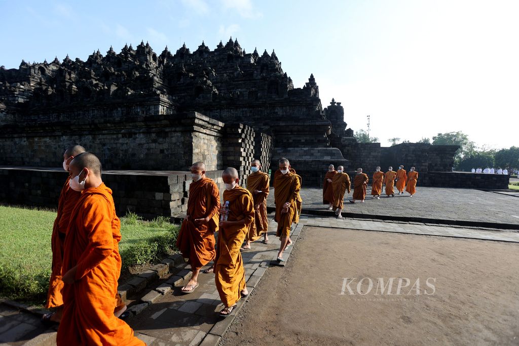 Biksu dari Pasastrian Kusalamitra melakukan pradaksina di Candi Borobudur, Magelang, Jawa Tengah, Senin (27/6/2022). 