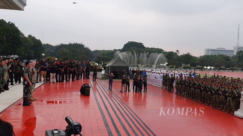 Panglima TNI Jenderal Andika Perkasa bersama Kepala Staf Gabungan Angkatan Bersenjata Amerika Serikat Jenderal Mark A Milley memberikan apresiasi kepada pasukan TNI yang melakukan penyambutan dalam kunjungan kehormatan Jenderal Milley di Markas Besar TNI, Cilangkap, Jakarta Timur, Minggu (24/7/2022).