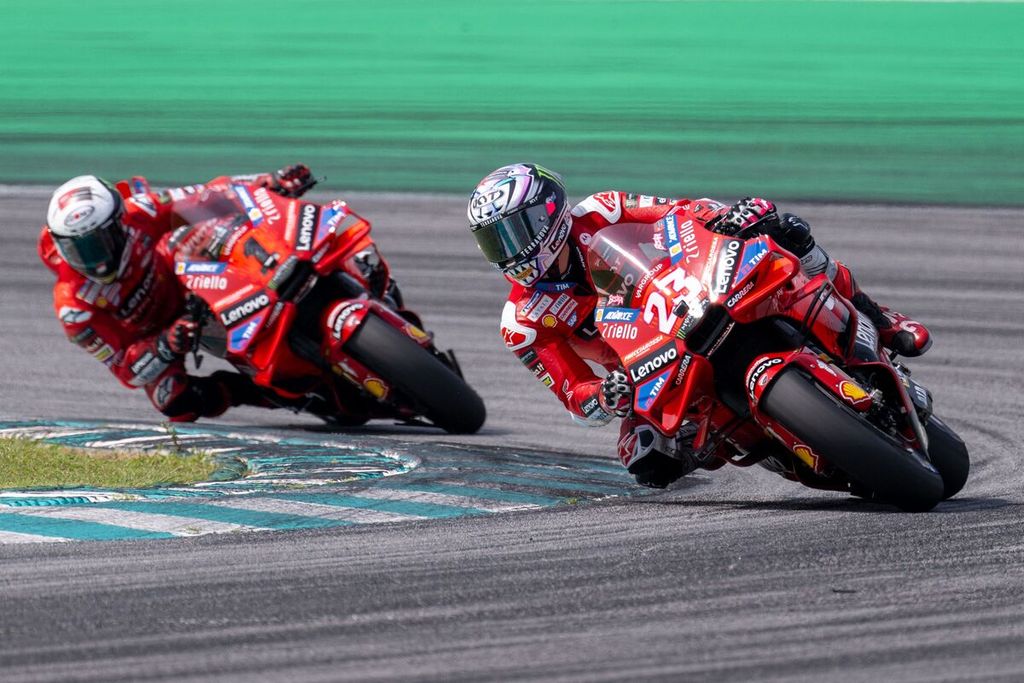 Pebalap Ducati, Francesco Bagnaia (kiri) dan Enea Bastianini, memacu motor pada tes pramusim MotoGP di Sirkuit Sepang, Malaysia, Rabu (7/2/2024). 