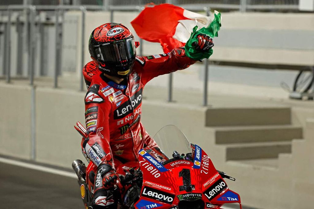 Pebalap Ducati, Francesco Bagnaia, merayakan kemenangan pada balap utama MotoGP seri Qatar di Sirkuit Internasional Lusail, Qatar, Senin (11/3/2024) dini hari WIB. 