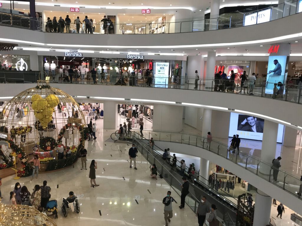 Pengunjung mengelilingi sebuah pusat perbelanjaan di Jakarta Selatan, Minggu (2/1/2022). 