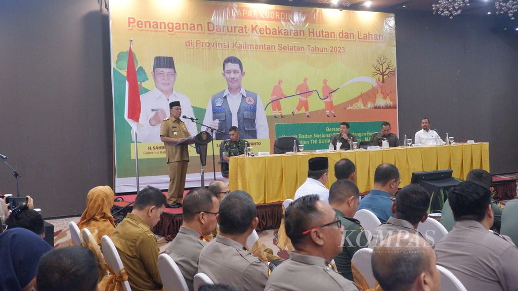 Gubernur Kalimantan Selatan Sahbirin Noor (berdiri depan podium) memberikan sambutan dalam Rapat Koordinasi Penanganan Darurat Kebakaran Hutan dan Lahan di Provinsi Kalsel Tahun 2023 di Banjarbaru, Selasa (25/7/2023).