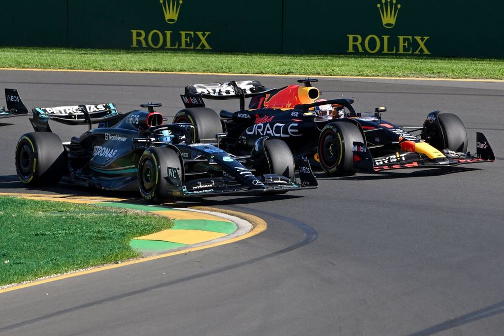 Pebalap Mercedes, George Russell (kiri), berusaha mempertahankan posisinya dari tekanan pebalap Red Bull, Max Verstappen, pada Grand Prix Formula 1 Australia di Sirkuit Albert Park, Melbourne, Australia, Minggu (2/4/2023).