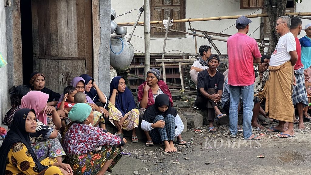 Residents visited the Udin Basar Ward's house in Balen Along Hamlet, Kawo Village, Pujut District, Central Lombok, Friday (12/17/2021). Basarudin Bangsal was also a victim of the incident on a ship carrying prospective Indonesian migrant workers in the waters of Johor, Malaysia.