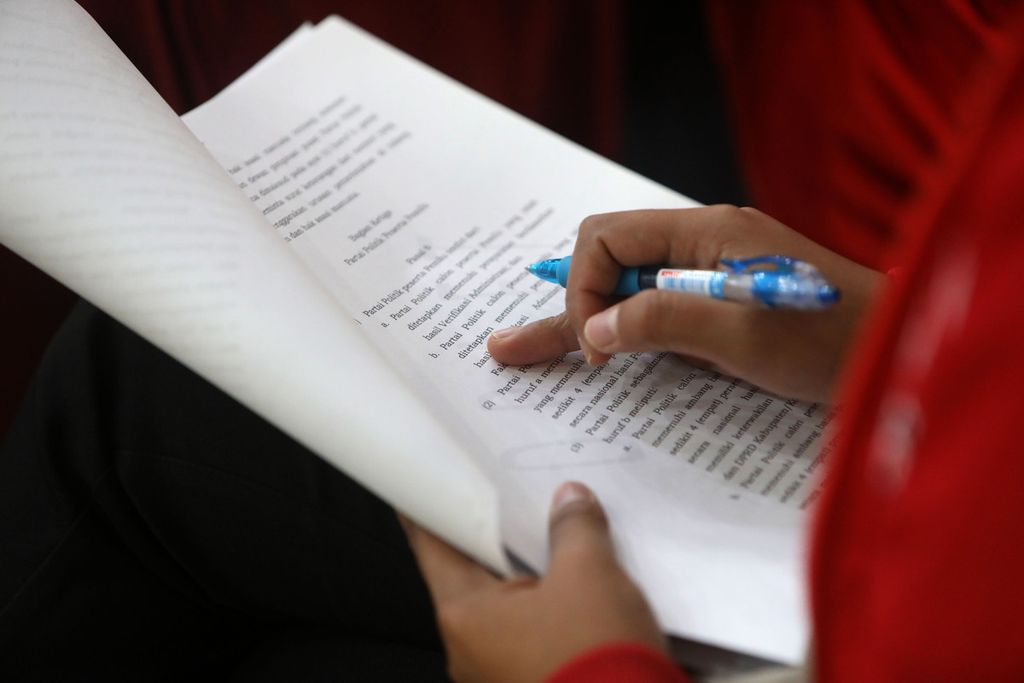 Perwakilan partai politik mencermati draf dari Rancangan Peraturan KPU tentang Pendaftaran, Verifikasi, dan Penetapan Partai Politik Peserta Pemilu Anggota DPR dan DPRD saat uji publik di Kantor KPU, Jakarta, Senin (21/3/2022). Secara umum, rancangan peraturan KPU ini masih sama dengan yang sebelumnya karena UU Pemilu tidak berubah.