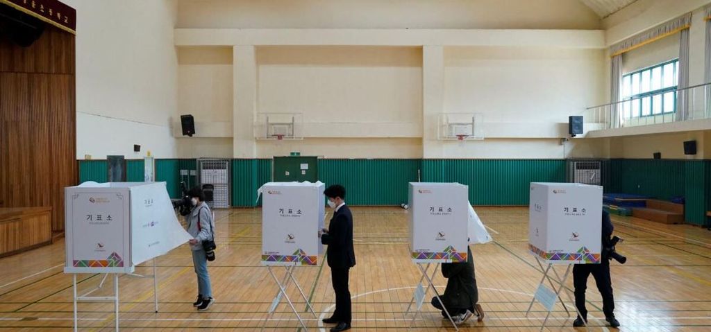Tempat pemungutan suara di pemilu Korea Selatan, Rabu (15/4/2020).