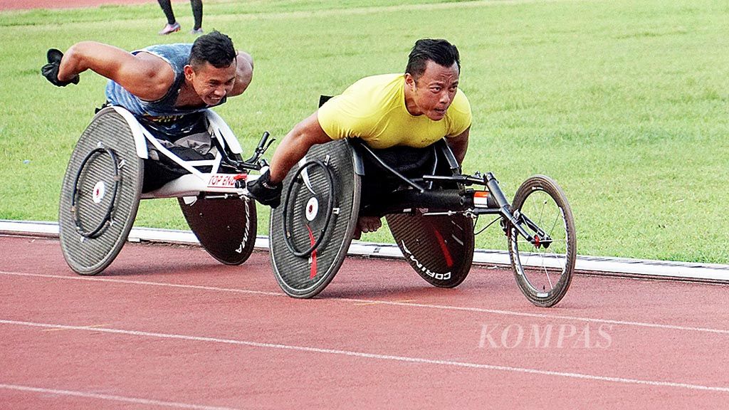 Atlet balap kursi roda pelatnas untuk ASEAN Para Games 2017,  Doni Yulianto (depan) dan Zaenal Arifin (belakang), berlatih di Stadion Sriwedari, Solo, Jawa Tengah, Senin (8/5). Kontingen Indonesia ditargetkan merebut juara umum ASEAN Para Games Kuala Lumpur 2017,  tetapi pelaksanaan pelatnas masih menghadapi sejumlah kendala, termasuk peralatan dan uang saku atlet.