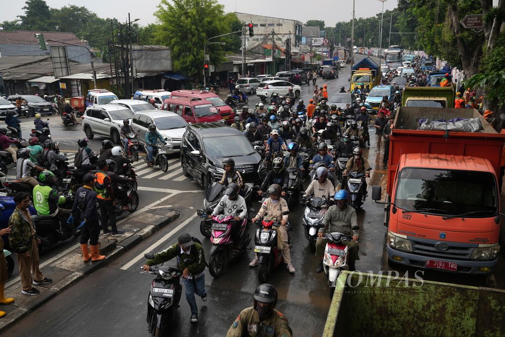 Kemacetan lalu lintas dampak dari penanganan sementara tanggul Kalibaru yang jebol di Simpang Hek, Kramatjati, Jakarta Timur, Senin (25/3/2024).