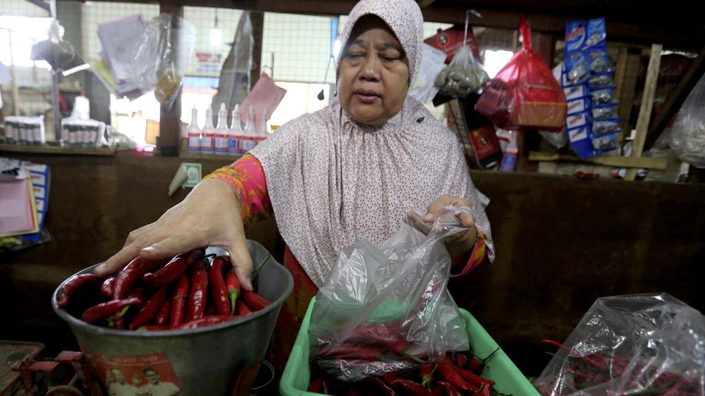 Aktivitas pedagang di Pasar Rumput, Jakarta Selatan, Rabu (1/11). Badan Pusat Statistik mencatat inflasi pada bulan Oktober sebesar 0,01 persen dimana cabai merah menjadi penyumbang inflasi sebesar 0,05 persen.