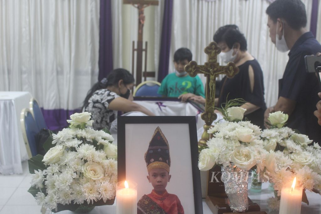 Foto semasa hidup Benediktus Alvaro Derren (7) yang diletakkan di depan jenazahnya yang disemayamkan di rumah duka RS St Elisabeth, Kota Bekasi, Jawa Barat, Selasa (3/10/2023).