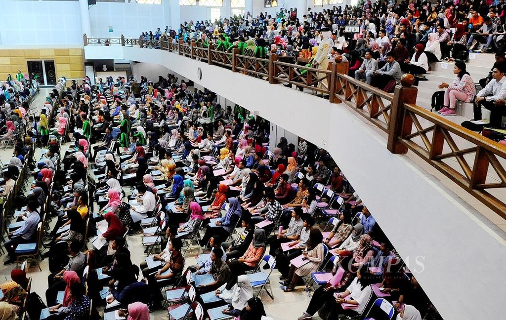 Ribuan peserta mengikuti pelaksanaan ujian Seleksi Bersama Masuk Perguruan Tinggi Negeri (SBMPTN) di Universitas Negeri Semarang, Kota Semarang, Jawa Tengah, Senin (31/5/2016). 