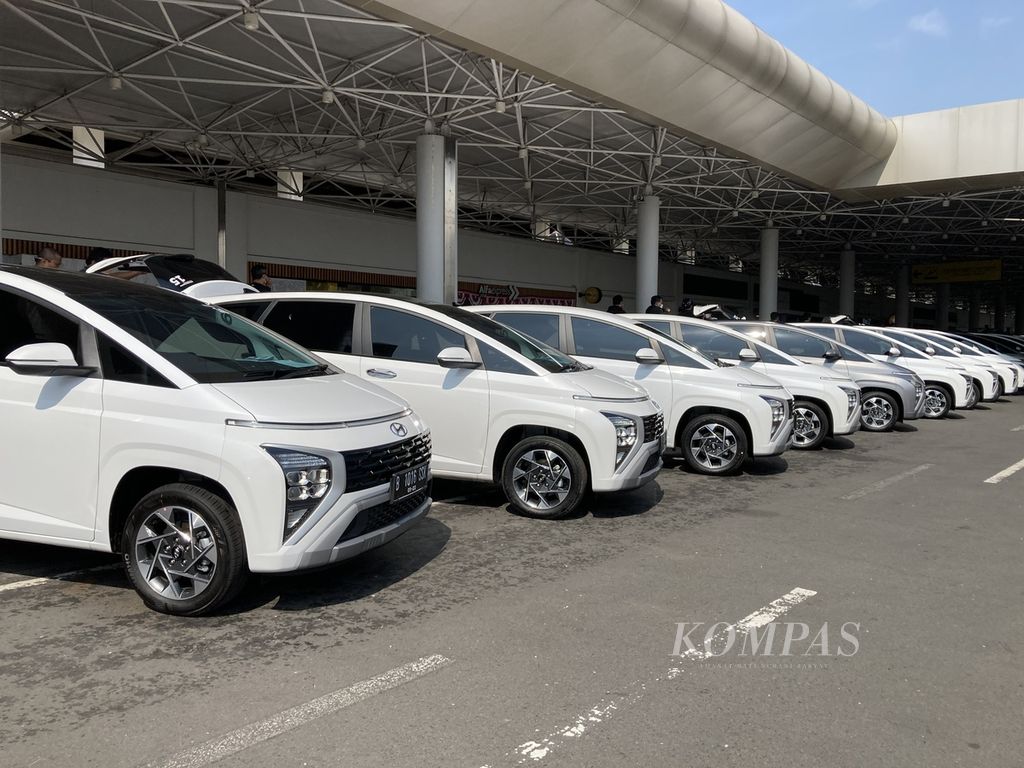 Deretan Hyundai Stargazer tipe Prime diparkir berjajar di area parkir Bandara Juanda Sidoarjo, Jawa Timur, sebagai persiapan <i>media drive</i> Hyundai Stargazer dari Surabaya, Jawa Timur, menuju Solo, Jawa Tengah, 31 Agustus-2 September 2022.
