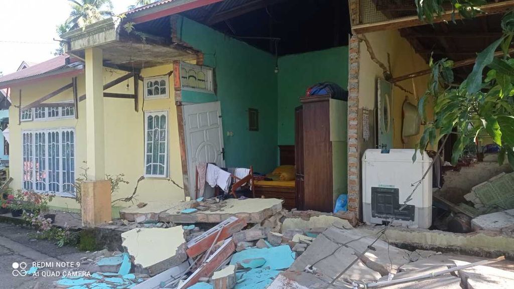 Rumah rusak akibat gempa M 6,2 di Pasaman Barat, Sumatera Barat, Jumat (25/2/2022).